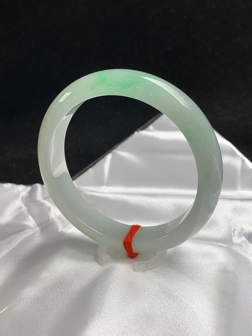 612585，56.8圈口，糯化飘绿正圈平安镯，淡底色甜绿花，条形秀气，整体清爽，水润细腻 商品图2