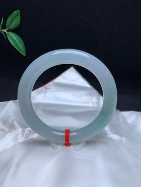 612582，54冰飘花圆条，整体冰冰润润的，飘了一抹清新蓝花