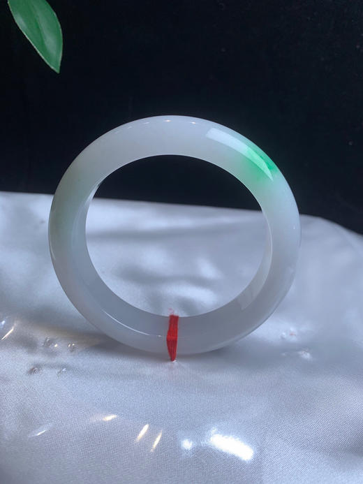 612584，55.2飘阳绿手镯，清新干净的白底，飘一抹阳绿色，清爽秀美 商品图3