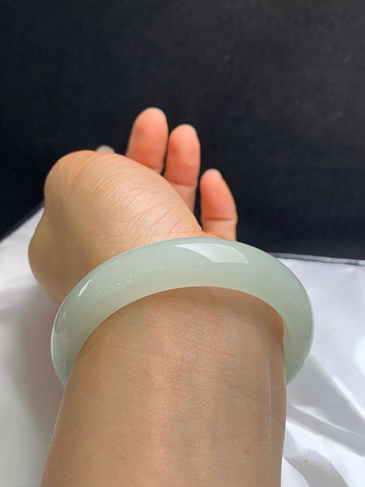 612590，55.6圈口，葡萄肉正圈平安镯，底子冰润，颜色干净清爽 商品图5