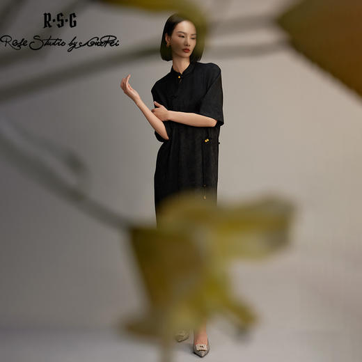 不对称盘扣装饰暗纹流光连衣裙 商品图4