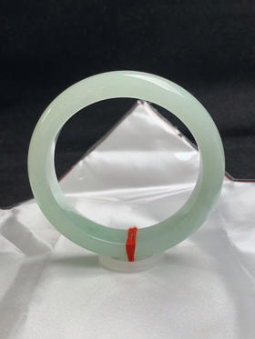 612590，55.6圈口，葡萄肉正圈平安镯，底子冰润，颜色干净清爽