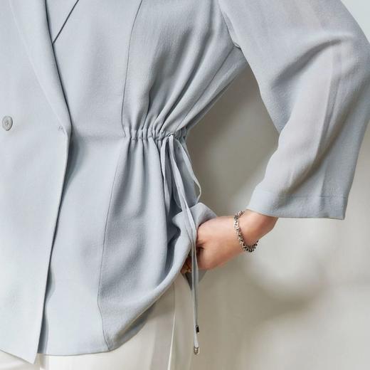 【高货sh】全新升级【铂金会员220/天猫289/差价69】(12259) 洛诗琳25春夏蓝色抽绳收腰简约垂感透气轻薄天丝通勤外套 商品图2