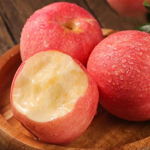 羊奶苹果，它来自山西万荣，当地果农坚持用新鲜羊奶、大豆蛋白营养液精心浇灌。咬上一口，瞬间被征服，它的果皮薄如蝉翼，果肉脆嫩，汁水丰沛，一口下去，爆汁感满满，甜度高达 17 度 商品图4