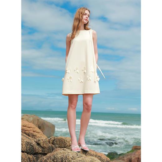 三彩2025夏季新款设计感飘带圆领连衣裙立体花朵无袖短裙M 商品图3