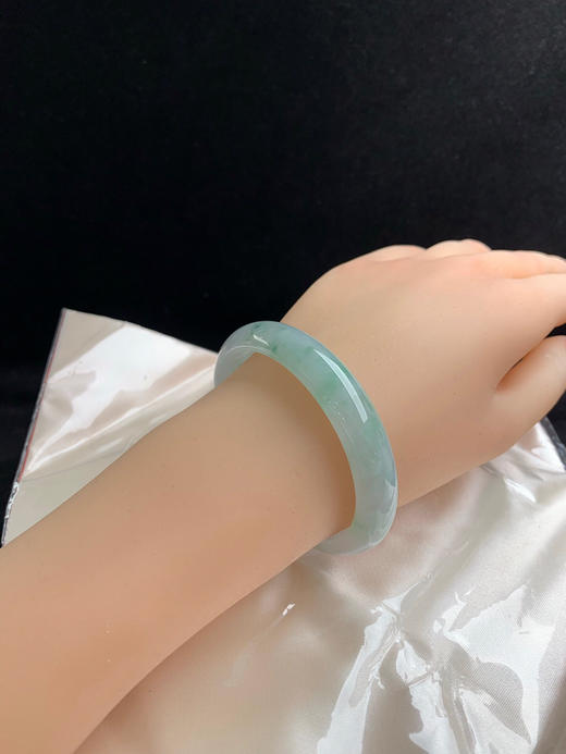 612588，57圈口，糯冰飘花贵妃手镯，飘甜绿花色，水头好，清爽秀气 商品图5