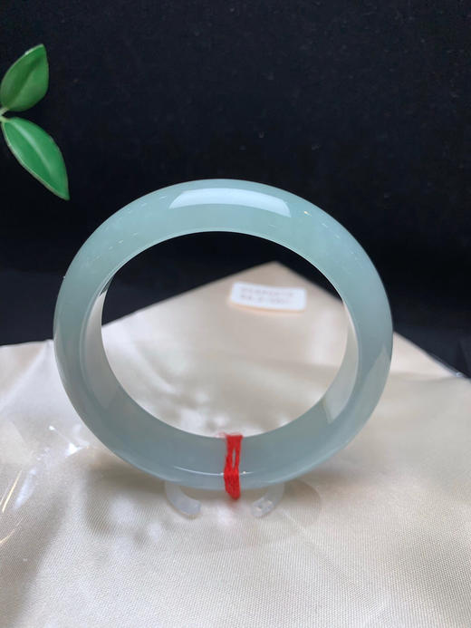 612581，56.3冰晴底宽版手镯 ，版型好，整条带晴底。冰透均匀。带了几点特色撒金。 商品图3