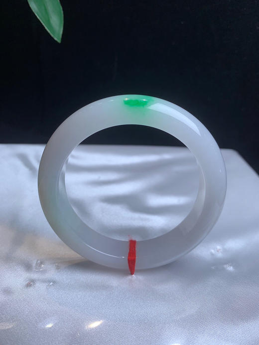 612584，55.2飘阳绿手镯，清新干净的白底，飘一抹阳绿色，清爽秀美 商品图1