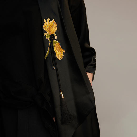 郭培成衣品牌【“药”爱自己】佛手花刺绣丝滑垂坠感披肩外套 商品图2