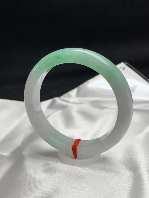 612594，53.6圈口，飘绿正圈平安镯，窄条秀气条形，白底飘一截绿 商品图2