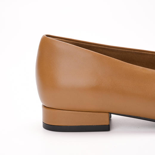 ROMI STUDIO“法式优雅”浅V口尖头平底焦糖棕一脚蹬皮鞋23AWS026 商品图2