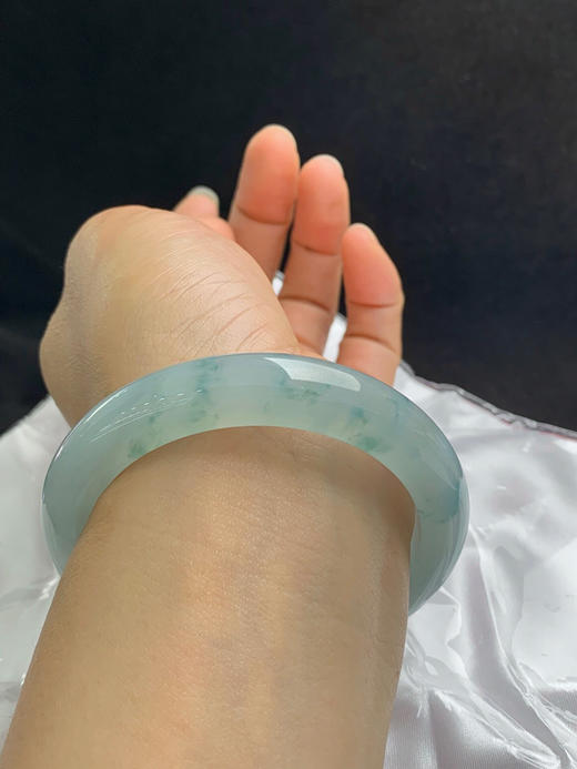 612592，56.2圈口，冰飘花正圈平安镯，冰蓝底色飘蓝花，种老水足，冰胶有光感 商品图5