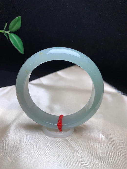 612581，56.3冰晴底宽版手镯 ，版型好，整条带晴底。冰透均匀。带了几点特色撒金。 商品图4