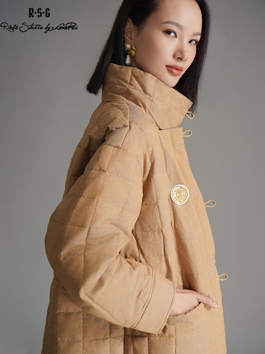 RSG2023郭培成衣品牌搭襟扣袢装饰绗格立领新中式休闲羽绒服 商品图2