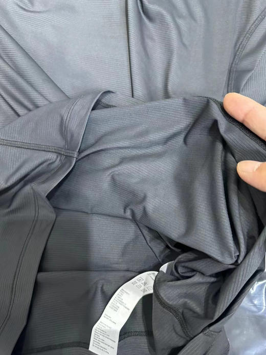 正品港版凯乐石 H8 速干长袖打底T恤

upf 50+ 紫外线阻隔率≥95%

腋下拼接裁剪 高强度运动贴合曲线

S M L XL XXL 黑色 

原价990港元 商品图6