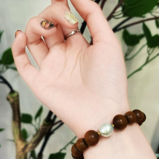 安静和自由肆意流淌 时髦和古风自在穿梭 檀香+巴洛克ji光淡水珍珠手串 8-12mm 纯天然无处理无添加 老山檀 香味好有治愈感 商品图6