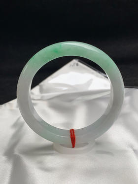 612594，53.6圈口，飘绿正圈平安镯，窄条秀气条形，白底飘一截绿