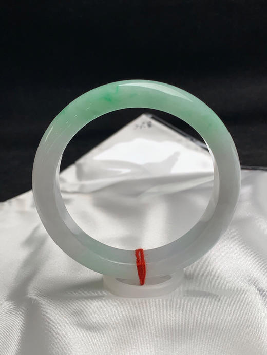 612594，53.6圈口，飘绿正圈平安镯，窄条秀气条形，白底飘一截绿 商品图0