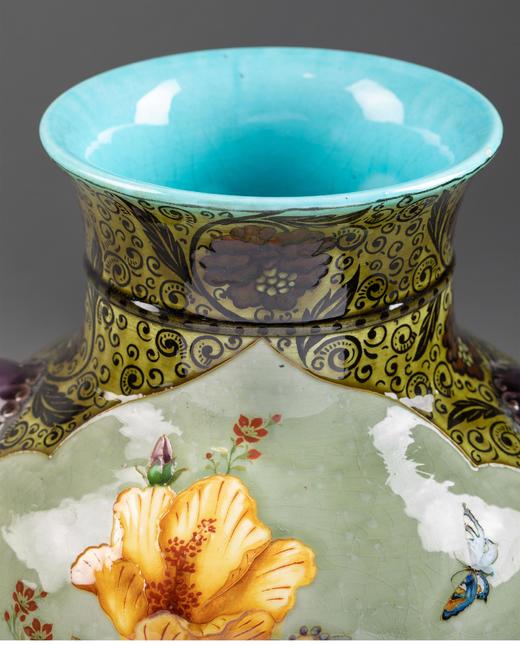 独角鹿西洋古董 19世纪法国陶艺大师Théodore Deck签名出品东方风格兽首双耳装饰繁花鸟蝶主题彩釉花瓶 商品图2