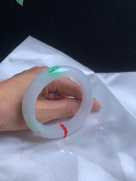 612584，55.2飘阳绿手镯，清新干净的白底，飘一抹阳绿色，清爽秀美 商品图5