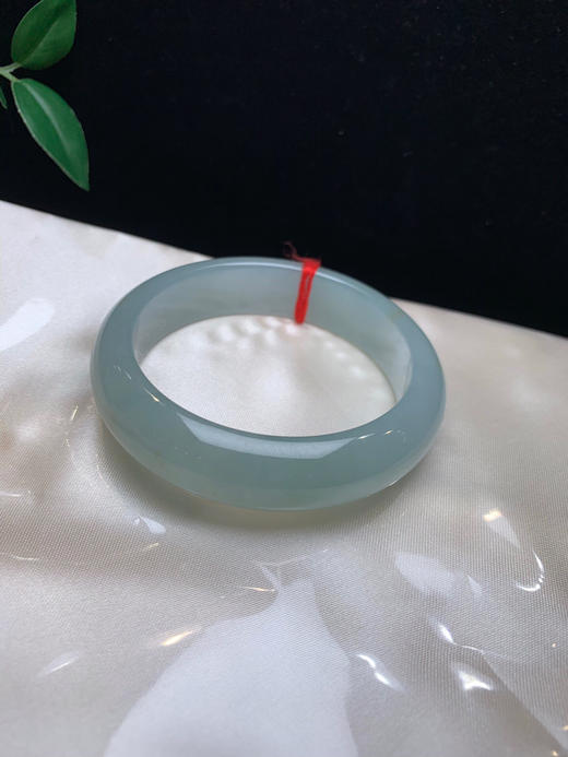 612581，56.3冰晴底宽版手镯 ，版型好，整条带晴底。冰透均匀。带了几点特色撒金。 商品图1