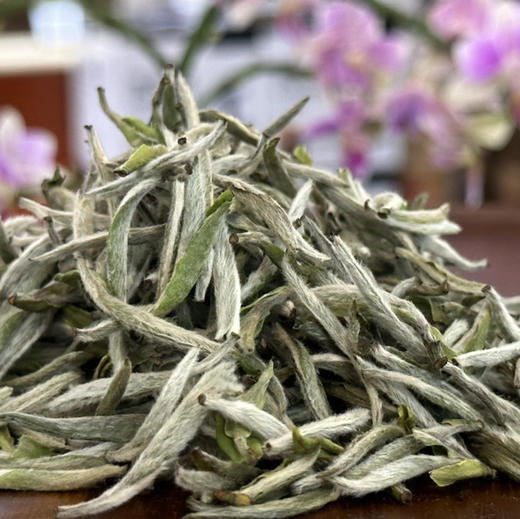 福鼎白茶｜【传家宝·白毫银针】2025乙巳蛇年开园首采老树银针，因其银白如雪肥壮似针故名，享有“白茶皇后”之赞誉，富含高茶氨酸高黄酮类等营养物质，香清甘活甜爽润醇～净重：500g/250g*2包*1箱 商品图1