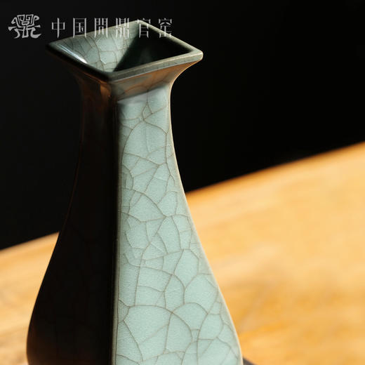 问鼎官窑铁胎金标四方瓶 商品图2