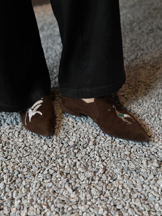 一脚蹬不对称刺绣羊皮小众美鞋——皮料选自意大利🇮🇹进口线条独特流畅、满满时髦自由感！穿感舒适细腻、鞋型精致秀气，上脚气质感满满、复古高级～ 商品图13