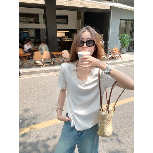 <曾小咸推荐>3.25现货秒杀！重工蕾丝拼接钉珠V领T恤 日常119.99/件 立减50 秒杀69.99/件！！ 商品图1