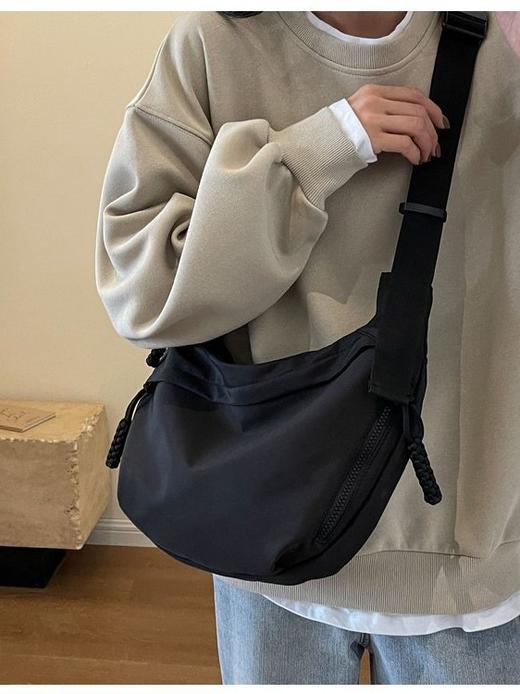 【巨能装的饺子包】情侣日系简约风饺子包 面料厚实 空间大 简约百搭 男女同款 斜挎/单肩/手提 怎么背都好看 商品图2