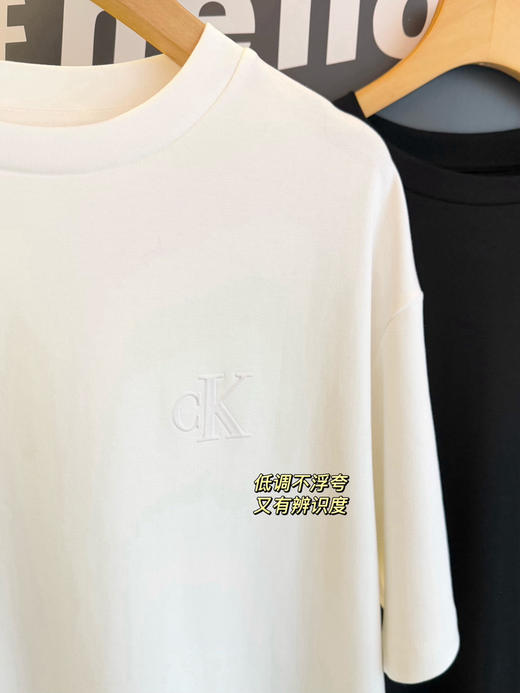 CK Jeans男士简约浮雕字母纯色休闲圆领短袖T恤 商品图10