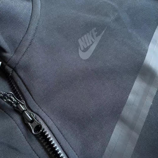 正品耐克Nike风行者拉链外套
标全保真 支持鉴定 爆火的drill风
经典永不过时 美版 人体流线设计
多处拼接 面料 压胶工艺
底部弹力收口 
黑色灰色S-XL 商品图2