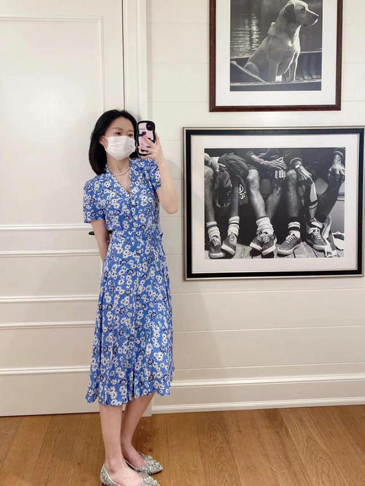 法式油画V领茶歇连衣裙 花卉皱纱连衣裙 高级时装质感 面料保持纱线自身疏松结构 上身更舒适透气 宽口V字领设计 西装驳头翻领 商品图2