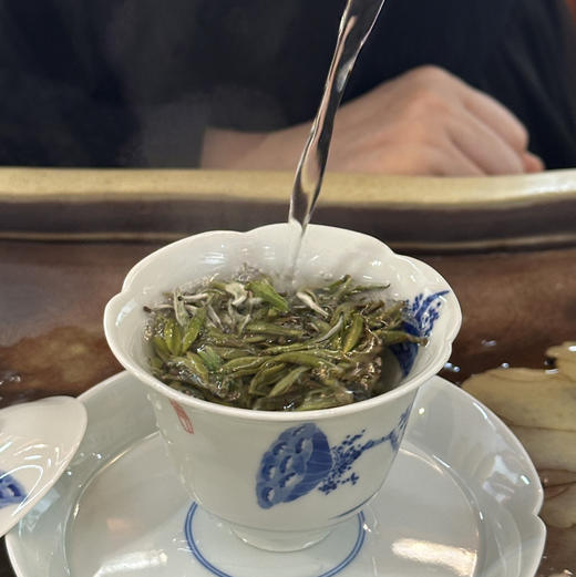 福鼎白茶｜【传家宝·白毫银针】2025乙巳蛇年开园首采老树银针，因其银白如雪肥壮似针故名，享有“白茶皇后”之赞誉，富含高茶氨酸高黄酮类等营养物质，香清甘活甜爽润醇～净重：500g/250g*2包*1箱 商品图2