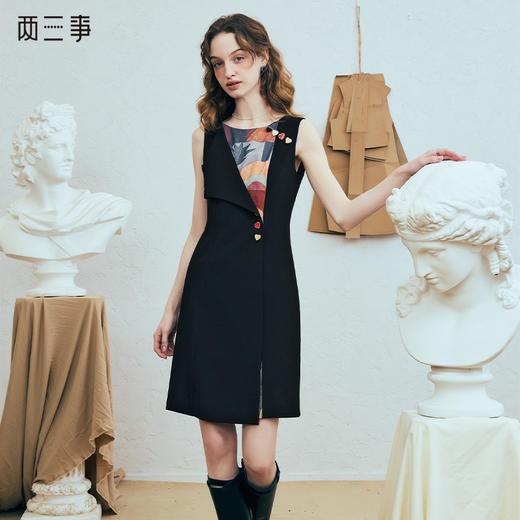 两三事 曜纹暗涌 2025夏季新款时尚抽象印花拼接两穿无袖连衣裙 商品图0