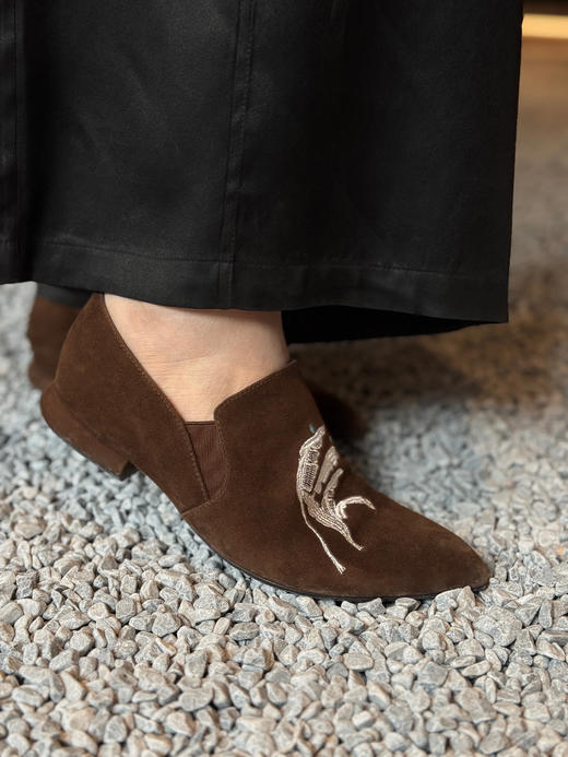 一脚蹬不对称刺绣羊皮小众美鞋——皮料选自意大利🇮🇹进口线条独特流畅、满满时髦自由感！穿感舒适细腻、鞋型精致秀气，上脚气质感满满、复古高级～ 商品图7