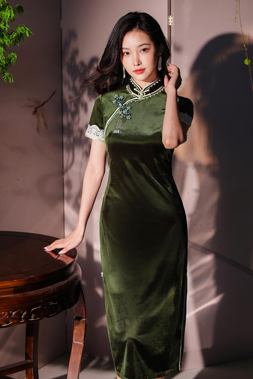 逸红颜明月优选<爆款二团>#影视剧《守护者们》同款旗袍『露荷』纯手工高定款醋酸丝绒，全开襟定制花扣 商品图6