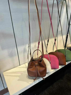 Fossil ，新款桶包，这款皮质软软糯糯，非常显高级，小号💰799🉐，大号💰999🉐