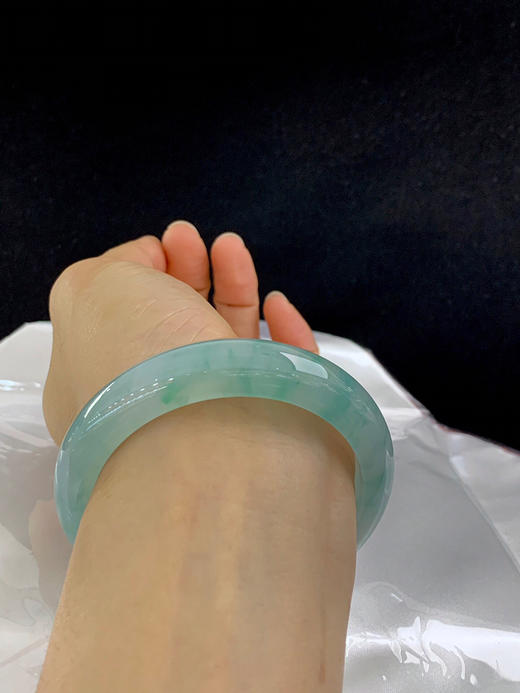 612601，58.5圈口，冰飘花正圈平安镯，晴底飘绿花色，种老水足，冰透有光感 商品图5