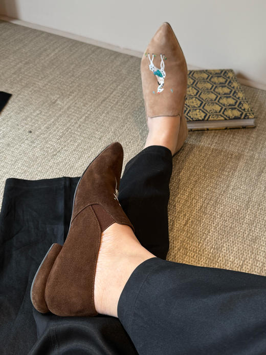 一脚蹬不对称刺绣羊皮小众美鞋——皮料选自意大利🇮🇹进口线条独特流畅、满满时髦自由感！穿感舒适细腻、鞋型精致秀气，上脚气质感满满、复古高级～ 商品图5