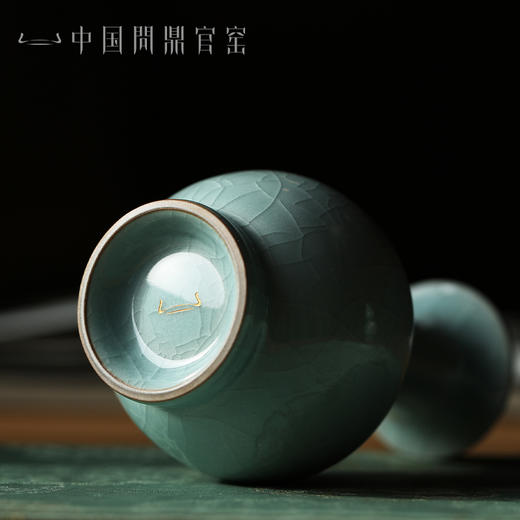 问鼎官窑卓鑫伟牛角款长颈瓶 商品图3