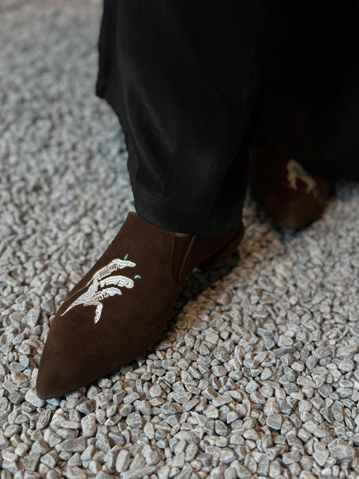 一脚蹬不对称刺绣羊皮小众美鞋——皮料选自意大利🇮🇹进口线条独特流畅、满满时髦自由感！穿感舒适细腻、鞋型精致秀气，上脚气质感满满、复古高级～ 商品图14