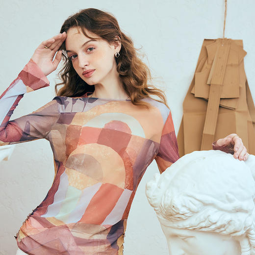 两三事 幻视空间 2025夏季新款时尚抽象印花网布透视打底衫女t恤 商品图1