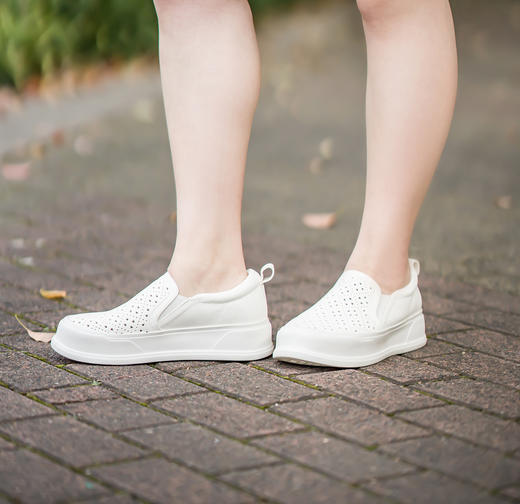 【一脚蹬  厚底小白鞋】👍❤️【🍀四叶草镂空】现货，跟高4厘米，鞋面环保牛皮，内里羊皮，鞋垫羊皮，鞋底橡胶大底，不易挤脚，包容显瘦，经典耐看 商品图9