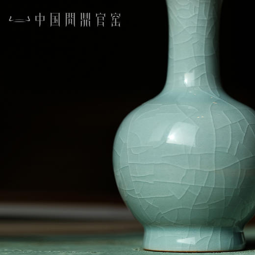 问鼎官窑卓鑫伟牛角款长颈瓶 商品图2