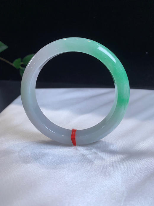 612599，56.5飘阳绿手镯，底妆细腻干净，一大截带色， 绿色白底之间过度均匀，干净清爽 商品图3