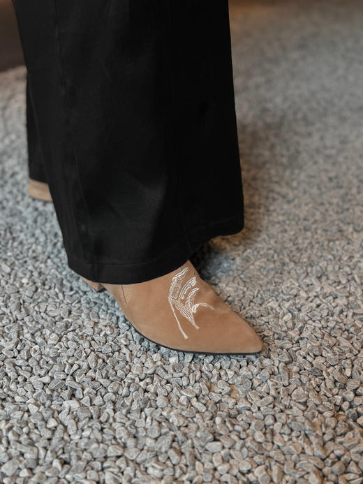 一脚蹬不对称刺绣羊皮小众美鞋——皮料选自意大利🇮🇹进口线条独特流畅、满满时髦自由感！穿感舒适细腻、鞋型精致秀气，上脚气质感满满、复古高级～ 商品图11