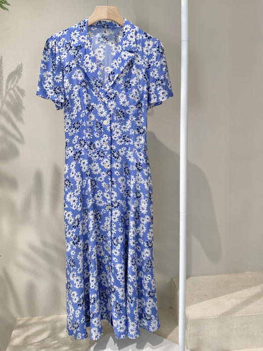 法式油画V领茶歇连衣裙 花卉皱纱连衣裙 高级时装质感 面料保持纱线自身疏松结构 上身更舒适透气 宽口V字领设计 西装驳头翻领 商品图6