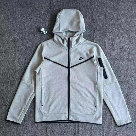 正品耐克Nike风行者拉链外套
标全保真 支持鉴定 爆火的drill风
经典永不过时 美版 人体流线设计
多处拼接 面料 压胶工艺
底部弹力收口 
黑色灰色S-XL 商品图0