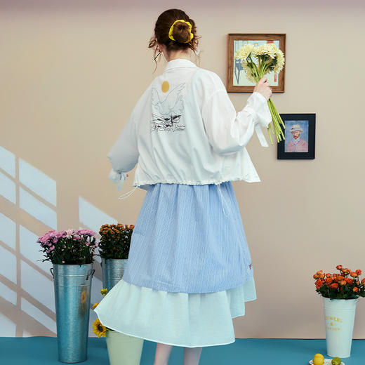 两三事 暮光未央 2025夏季新款后背印花刺绣抽绳收腰外套女宽松 商品图3